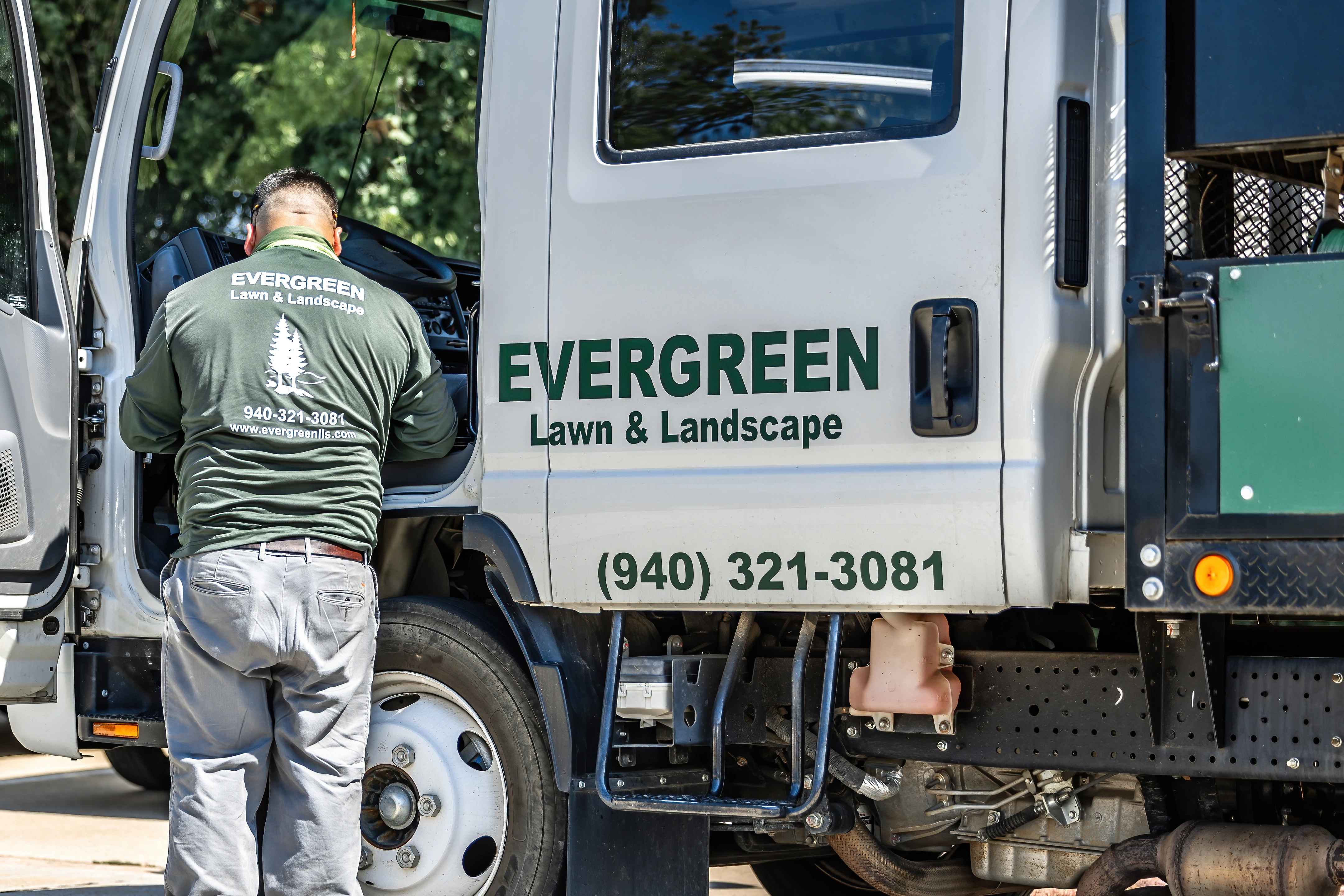 Spring Into a Thick, Weed-Free Lawn: Pre-Emergent Weed Control and Fertilization
